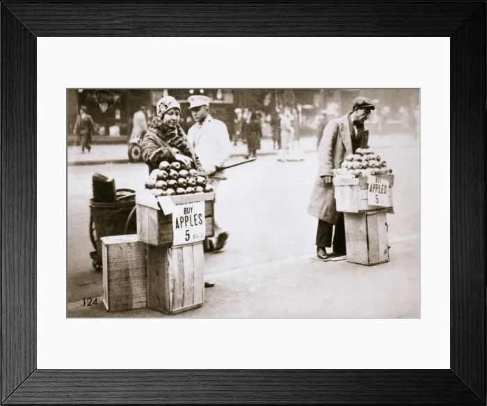 Framed Print : Jobless New Yorkers selling apples on the pavement, Great Depression, New York, USA, 1930 Framed Print : Jobless New Yorkers selling apples on the pavement, Great Depression, New York, USA, 1930