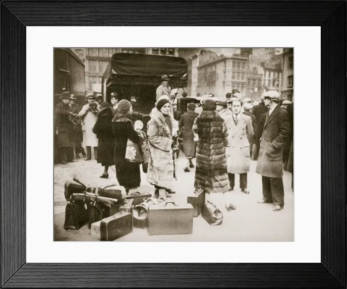 Framed Print : Radical hunger marchers gathering in New York, USA, Great Depression, November 1932 Framed Print : Radical hunger marchers gathering in New York, USA, Great Depression, November 1932