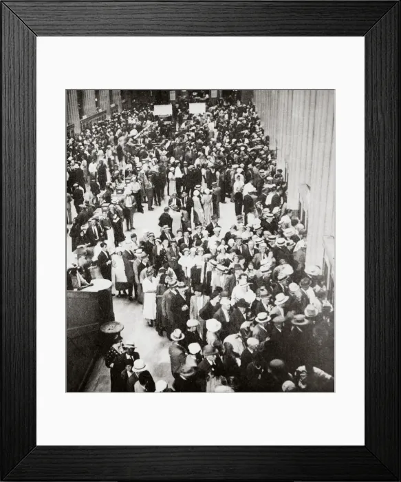 Framed Print : Depositors of the Union Trust Company, Cleveland, Ohio, USA, Great Depression, July 1933 Framed Print : Depositors of the Union Trust Company, Cleveland, Ohio, USA, Great Depression, July 1933