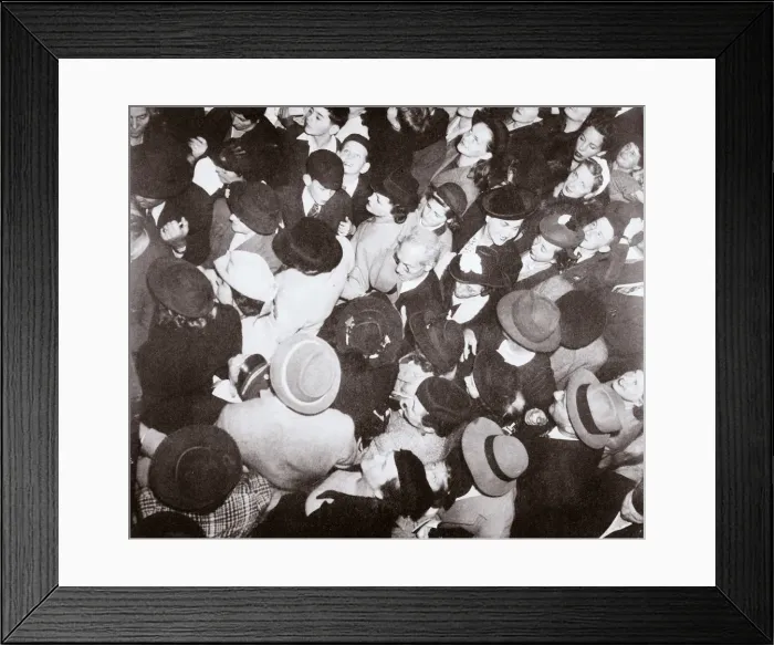 Framed Print : Disembarked passengers from the liner Conte di Savoia, New York, USA, September 1939 Framed Print : Disembarked passengers from the liner Conte di Savoia, New York, USA, September 1939