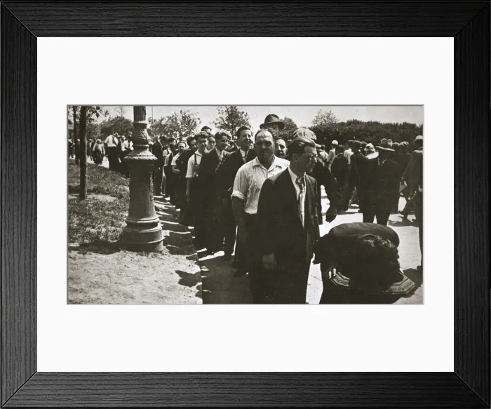 Framed Print : Workmen queuing for water, Battery Park, New York, USA, early 1930s Framed Print : Workmen queuing for water, Battery Park, New York, USA, early 1930s