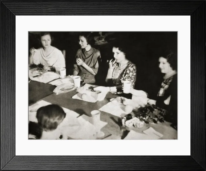 Framed Print : Office girls taking their lunch break, New York, USA, early 1930s Framed Print : Office girls taking their lunch break, New York, USA, early 1930s