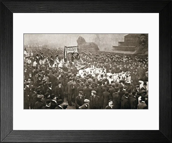 Framed Print : Procession to welcome the early release of suffragettes from prison on 19 December 1908 Framed Print : Procession to welcome the early release of suffragettes from prison on 19 December 1908
