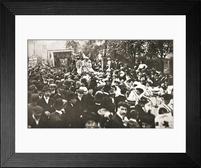 Framed Print : Britsh suffragette Emmeline Pethick-Lawrences release from prison, 17 April 1909 Framed Print : Britsh suffragette Emmeline Pethick-Lawrences release from prison, 17 April 1909