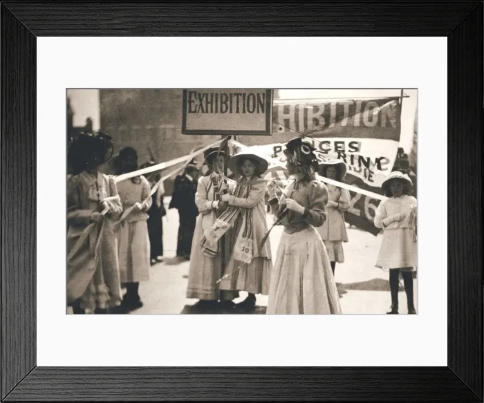 Framed Print : Young suffragettes promote the fortnight-long Womens Exhibition, London, 13 May 1909 Framed Print : Young suffragettes promote the fortnight-long Womens Exhibition, London, 13 May 1909
