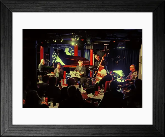 Framed Print : Les Cirkel (Castle, Holder, Hill, Mannix and Robinson), Pizza Express, Dean St, London, 2015 Framed Print : Les Cirkel (Castle, Holder, Hill, Mannix and Robinson), Pizza Express, Dean St, London, 2015