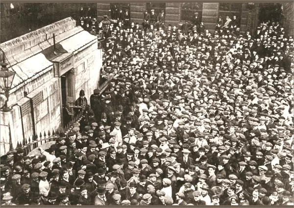 A mass of spectators at the Monument, London, 18 April 1913