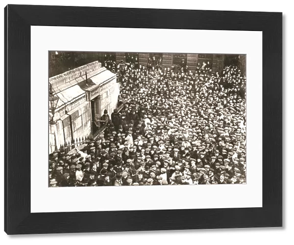 A mass of spectators at the Monument, London, 18 April 1913