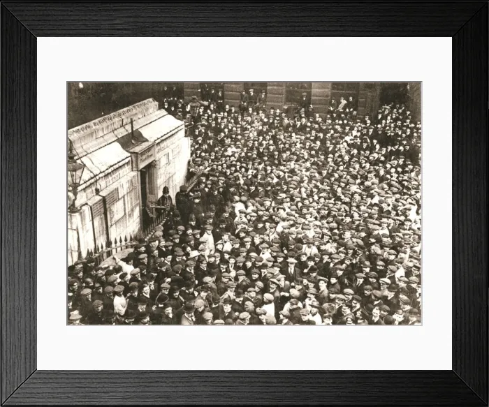 Framed Print : A mass of spectators at the Monument, London, 18 April 1913 Framed Print : A mass of spectators at the Monument, London, 18 April 1913