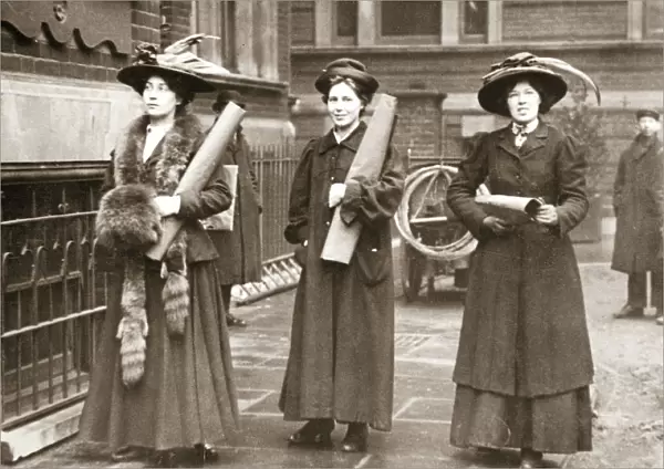 Suffragettes armed with materials to chain themselves to railings, 1909