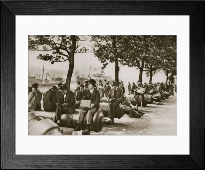 Framed Print : City workers lunching at Tower wharf, seated on old cannons, c1920s-c1930s. Artist Framed Print : City workers lunching at Tower wharf, seated on old cannons, c1920s-c1930s. Artist