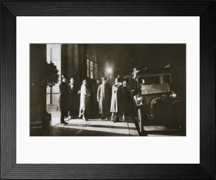 Framed Print : Members at the entrance of Murrays Club, Beak Street, Soho, London, c1913-c1929(?) Framed Print : Members at the entrance of Murrays Club, Beak Street, Soho, London, c1913-c1929(?)