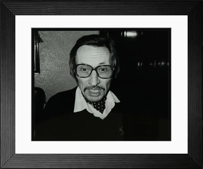 Framed Print : Tom Burnham at The Bell, Codicote, Hertfordshire, December 1986. Artist: Denis Williams Framed Print : Tom Burnham at The Bell, Codicote, Hertfordshire, December 1986. Artist: Denis Williams