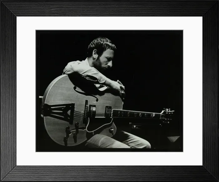 Framed Print : Guitarist Phil Lee at The Stables, Wavendon, Buckinghamshire. Artist: Denis Williams Framed Print : Guitarist Phil Lee at The Stables, Wavendon, Buckinghamshire. Artist: Denis Williams