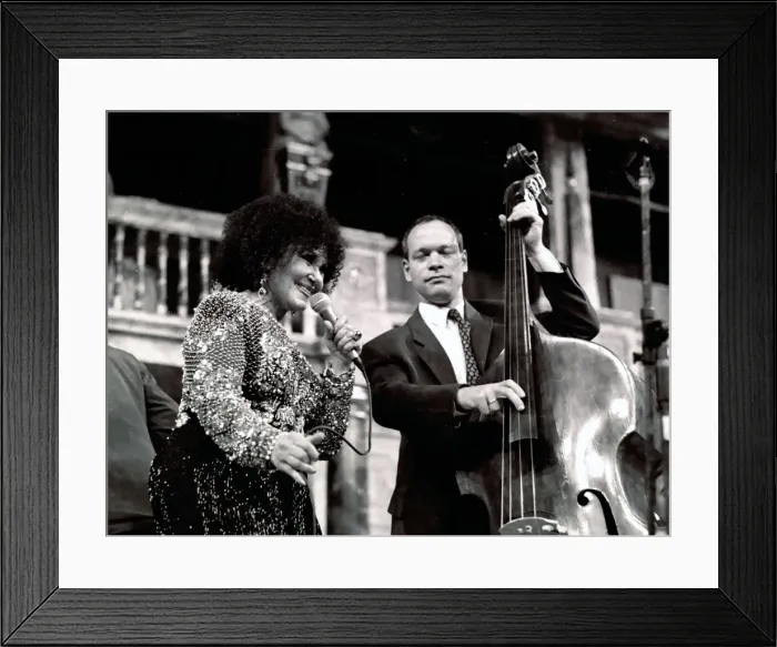 Framed Print : Cleo Laine and Alec Dankworth, The Globe, London, 2000. Artist: Brian O Connor Framed Print : Cleo Laine and Alec Dankworth, The Globe, London, 2000. Artist: Brian O Connor