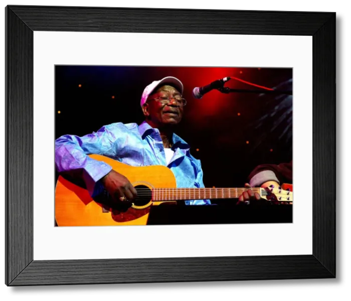 Framed Print : Papa Noel, The Hawth Theatre, Crawley, West Sussex, 2007. Artist: Brian O Connor Framed Print : Papa Noel, The Hawth Theatre, Crawley, West Sussex, 2007. Artist: Brian O Connor