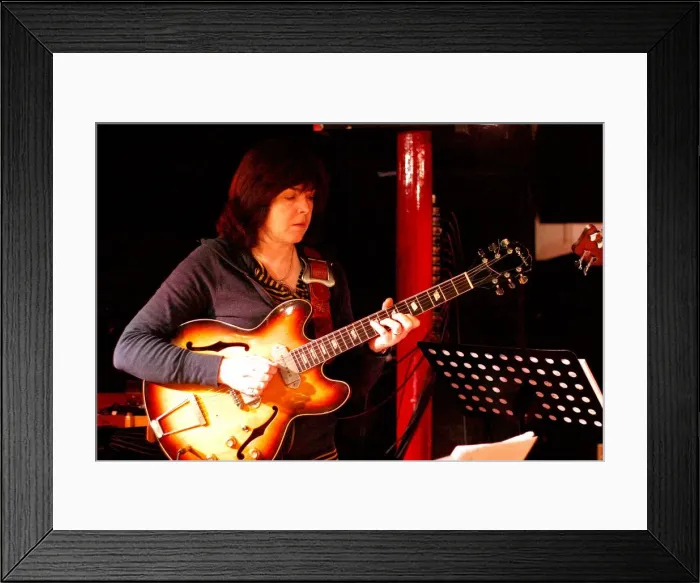 Framed Print : Deidre Cartwright, guitarist, Pizza Express, London. Artist: Brian O Connor Framed Print : Deidre Cartwright, guitarist, Pizza Express, London. Artist: Brian O Connor