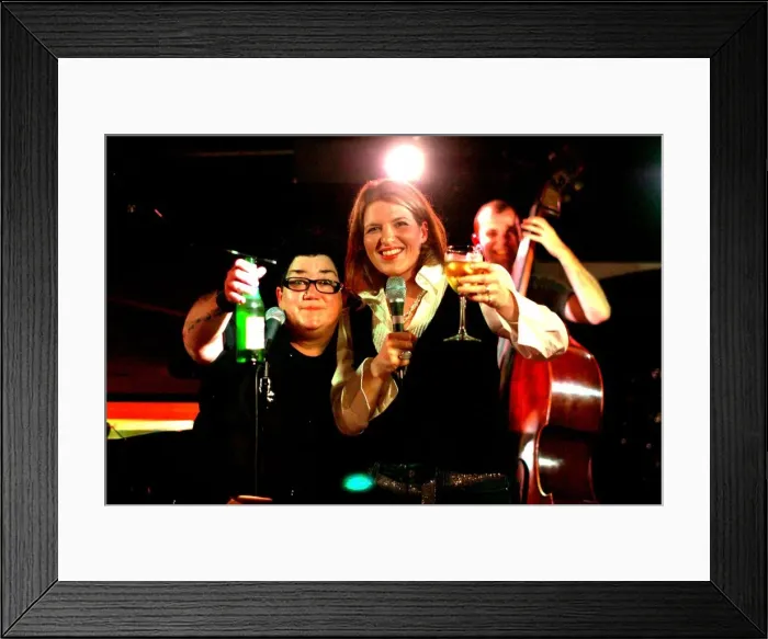 Framed Print : Clare Teal and Lea DeLaria, Pizza Express, London, 2004. Artist: Brian O Connor Framed Print : Clare Teal and Lea DeLaria, Pizza Express, London, 2004. Artist: Brian O Connor