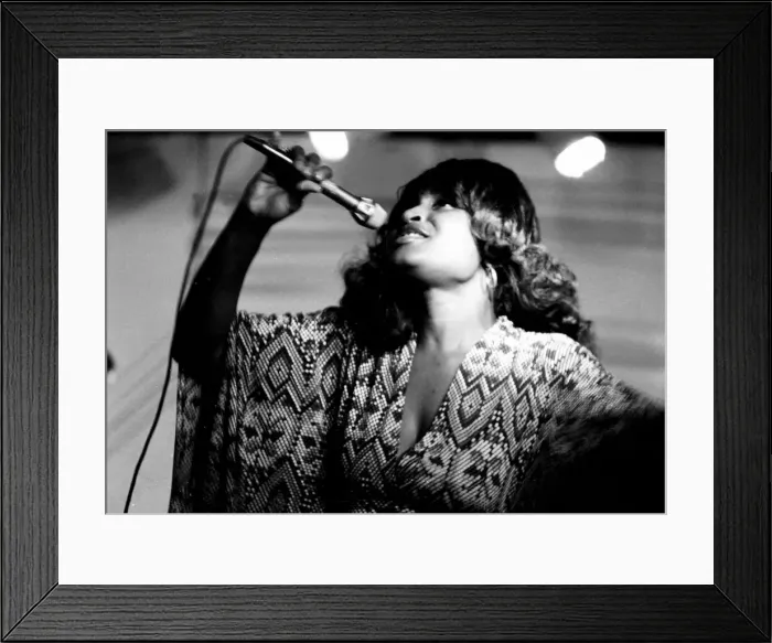 Framed Print : Viola Wills, Ronnie Scotts, London, 1974. Artist: Brian O Connor Framed Print : Viola Wills, Ronnie Scotts, London, 1974. Artist: Brian O Connor