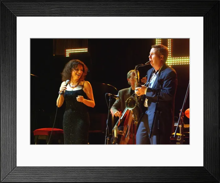 Framed Print : Harry Allen and Roberta Gambarini, Brecon, 2008. Artist: Brian O Connor Framed Print : Harry Allen and Roberta Gambarini, Brecon, 2008. Artist: Brian O Connor