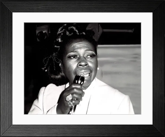 Framed Print : Esther Phillips, American singer, Ronnie Scotts, 1973. Artist: Brian O Connor Framed Print : Esther Phillips, American singer, Ronnie Scotts, 1973. Artist: Brian O Connor