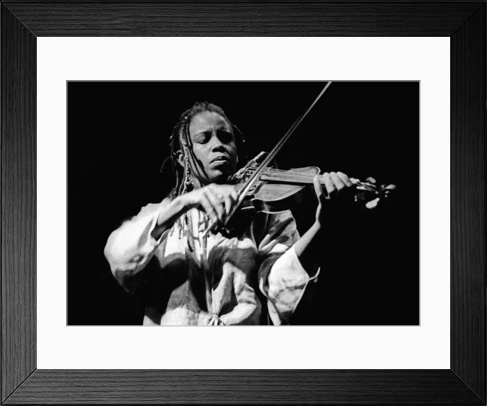 Framed Print : Regina Carter, Ronnie Scotts, London, 1999. Artist: Brian O Connor Framed Print : Regina Carter, Ronnie Scotts, London, 1999. Artist: Brian O Connor
