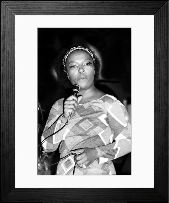 Framed Print : Roberta Flack, Ronnie Scotts, Soho, London, 1972. Artist: Brian O Connor Framed Print : Roberta Flack, Ronnie Scotts, Soho, London, 1972. Artist: Brian O Connor