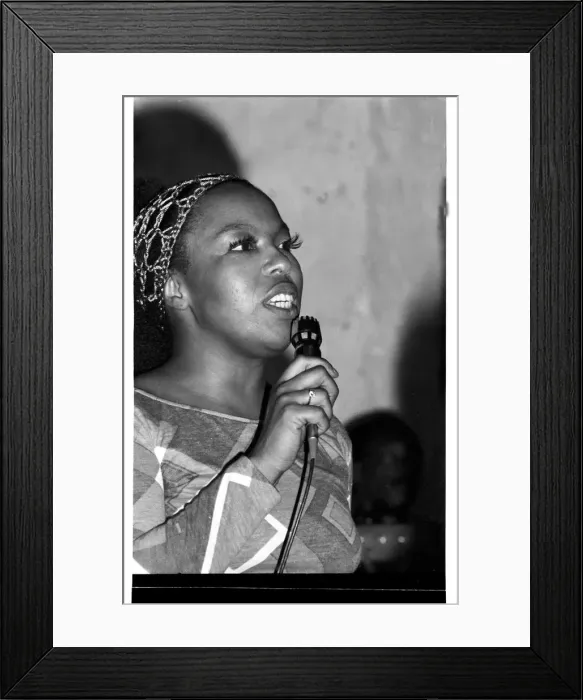 Framed Print : Roberta Flack, Ronnie Scotts, Soho, London, 1972. Artist: Brian O Connor Framed Print : Roberta Flack, Ronnie Scotts, Soho, London, 1972. Artist: Brian O Connor