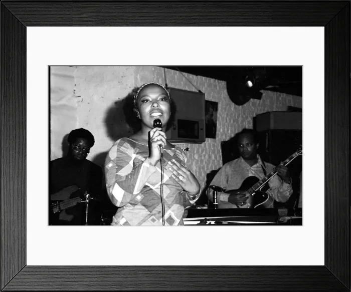 Framed Print : Roberta Flack, Ronnie Scotts, Soho, London, 1972. Artist: Brian O Connor Framed Print : Roberta Flack, Ronnie Scotts, Soho, London, 1972. Artist: Brian O Connor
