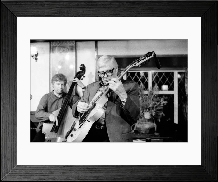 Framed Print : Mundell Lowe and Bill Coleman, Watermill Jazz Club, Dorking, 2001. Artist: Brian O Connor Framed Print : Mundell Lowe and Bill Coleman, Watermill Jazz Club, Dorking, 2001. Artist: Brian O Connor