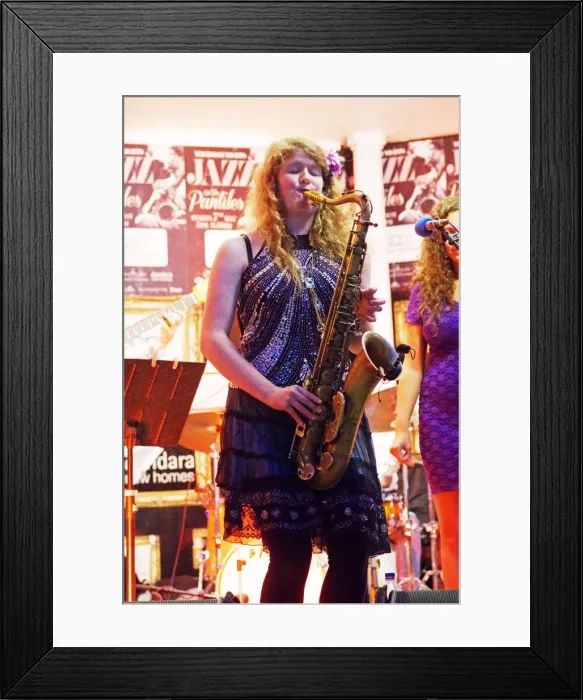 Framed Print : Asha Parkinson, Pantiles Royal Tunbridge Wells, Kent, September 2015. Artist: Brian O Connor Framed Print : Asha Parkinson, Pantiles Royal Tunbridge Wells, Kent, September 2015. Artist: Brian O Connor