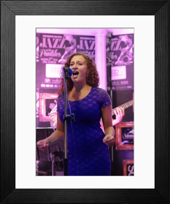Framed Print : Lucy Songi, Pantiles, Royal Tunbridge Wells, Kent, September 2015. Artist: Brian O Connor Framed Print : Lucy Songi, Pantiles, Royal Tunbridge Wells, Kent, September 2015. Artist: Brian O Connor