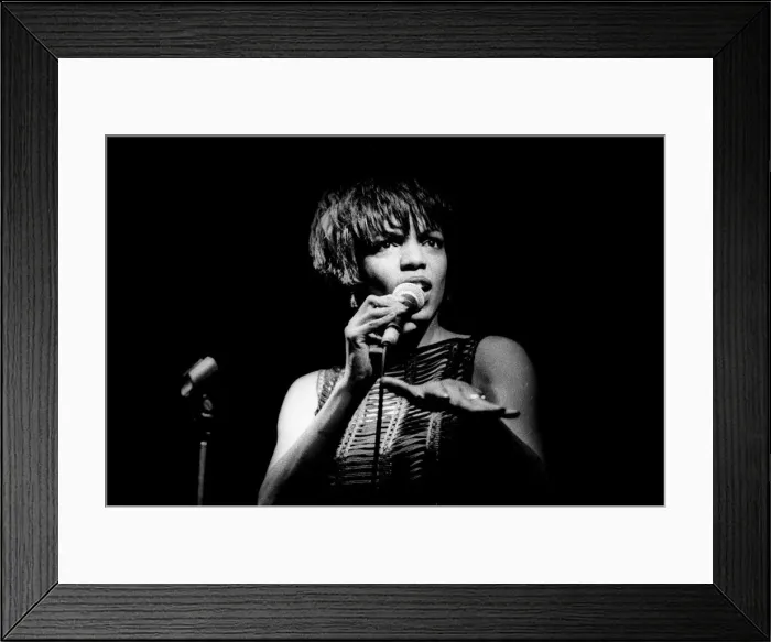 Framed Print : Nnenna Freelon, Ronnie Scotts, Soho, London, July 2000. Artist: Brian O Connor Framed Print : Nnenna Freelon, Ronnie Scotts, Soho, London, July 2000. Artist: Brian O Connor