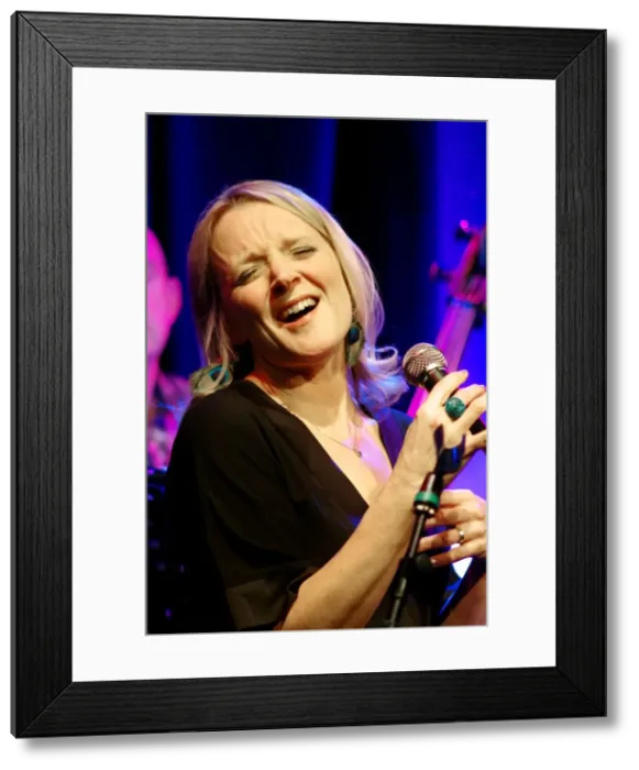 Framed Print : Imogen Ryall, Ropetackle Arts Centre, Shoreham, West Sussex, Jan 2016. Artist: Brian O Connor
