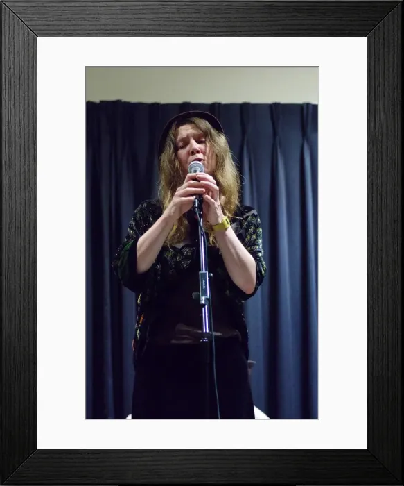 Framed Print : Louisa Jones, Watermill Jazz Club, Dorking, Surrey, Aug 2015. Artist: Brian O Connor Framed Print : Louisa Jones, Watermill Jazz Club, Dorking, Surrey, Aug 2015. Artist: Brian O Connor