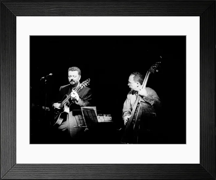 Framed Print : Eddie Gomez and Martin Taylor, Ronnie Scotts, London, July 2000. Artist: Brian O Connor Framed Print : Eddie Gomez and Martin Taylor, Ronnie Scotts, London, July 2000. Artist: Brian O Connor