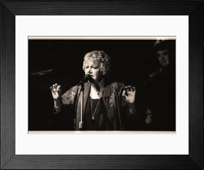 Framed Print : Carol Kidd, Pizza on the Park, London, April 1991. Artist: Brian O Connor Framed Print : Carol Kidd, Pizza on the Park, London, April 1991. Artist: Brian O Connor