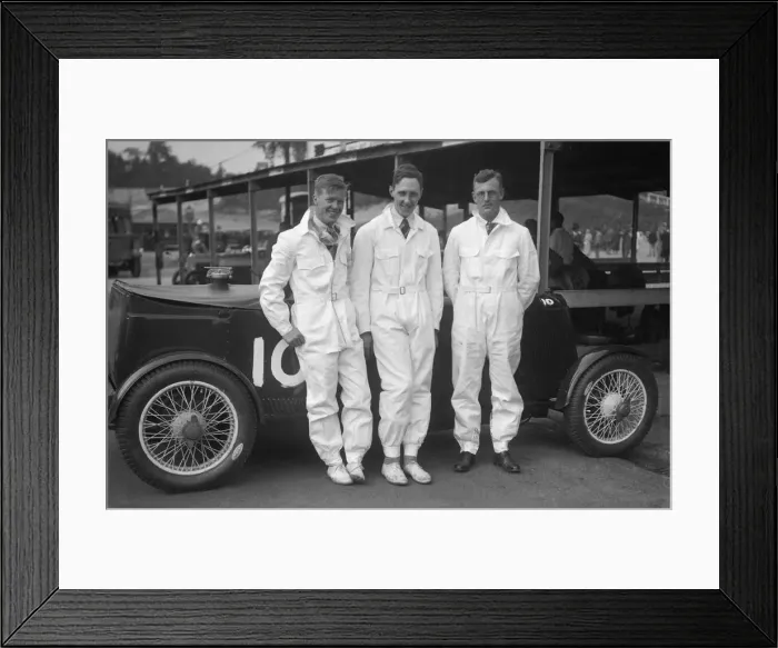 Framed Print : Racing drivers with a Lea-Francis 1496 cc at Brooklands. Artist: Bill Brunell Framed Print : Racing drivers with a Lea-Francis 1496 cc at Brooklands. Artist: Bill Brunell