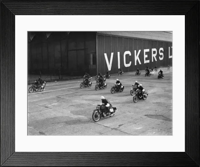 Framed Print : Motorcycles racing at the MCC Members Meeting, Brooklands, 10 September 1938. Artist: Bill Brunell Framed Print : Motorcycles racing at the MCC Members Meeting, Brooklands, 10 September 1938. Artist: Bill Brunell
