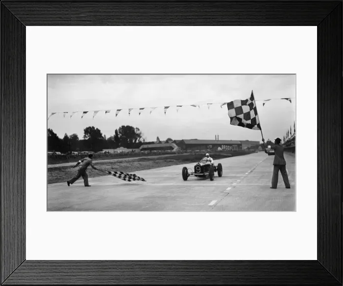 Framed Print : Alfa Romeo taking the chequred flag in a race at Brooklands. Artist: Bill Brunell Framed Print : Alfa Romeo taking the chequred flag in a race at Brooklands. Artist: Bill Brunell