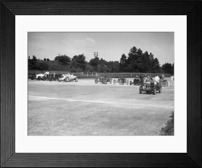 Framed Print : Motor racing at Brooklands. Artist: Bill Brunell Framed Print : Motor racing at Brooklands. Artist: Bill Brunell