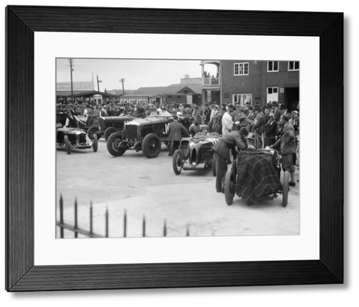 Framed Print : Racing cars at Brooklands. Artist: Bill Brunell Framed Print : Racing cars at Brooklands. Artist: Bill Brunell