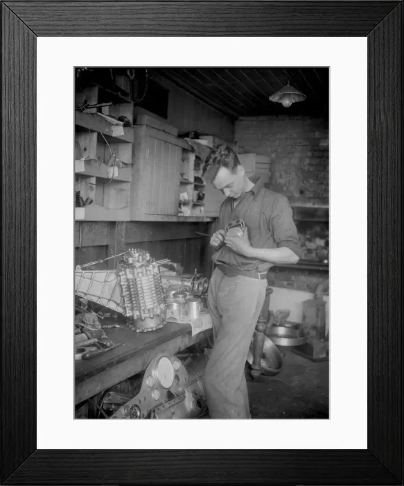 Framed Print : Mechanic working on Raymond Mays 2996 cc Vauxhall-Villiers. Artist: Bill Brunell Framed Print : Mechanic working on Raymond Mays 2996 cc Vauxhall-Villiers. Artist: Bill Brunell