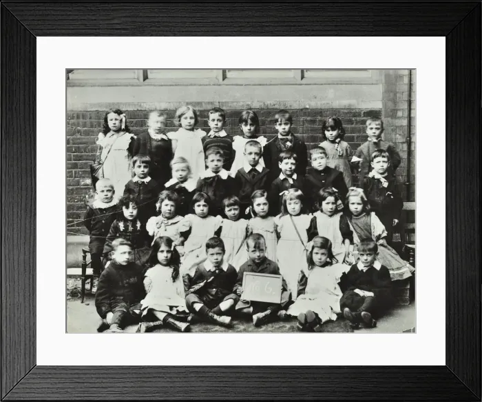 Framed Print : Infants school class, London, c1900-c1915 Framed Print : Infants school class, London, c1900-c1915