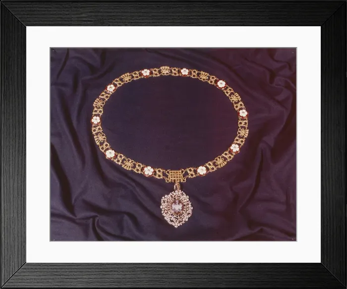 Framed Print : View of the jewelled collar worn by the Lord Mayor of London, c1978 Framed Print : View of the jewelled collar worn by the Lord Mayor of London, c1978