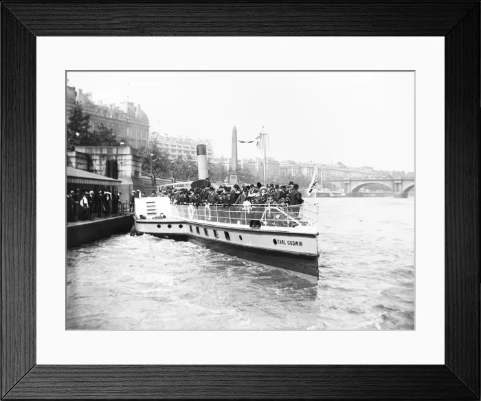 Framed Print : Passengers boarding the steamer Earl Godwin, London, c1905 Framed Print : Passengers boarding the steamer Earl Godwin, London, c1905