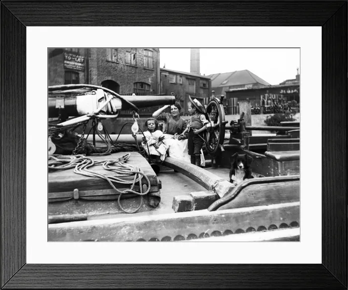 Framed Print : Barge family on a dumpy barge, London, c1905 Framed Print : Barge family on a dumpy barge, London, c1905