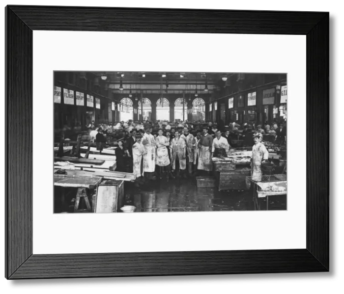 Framed Print : The interior of Billingsgate Market showing fishmongers and their stalls, London, c1918 Framed Print : The interior of Billingsgate Market showing fishmongers and their stalls, London, c1918
