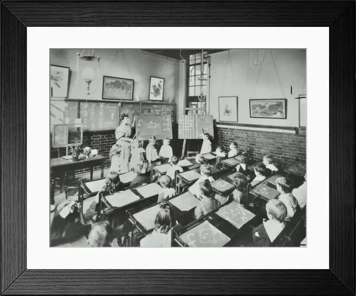 Framed Print : Classroom scene, Southfields Infants School, Wandsworth, London, 1907 Framed Print : Classroom scene, Southfields Infants School, Wandsworth, London, 1907