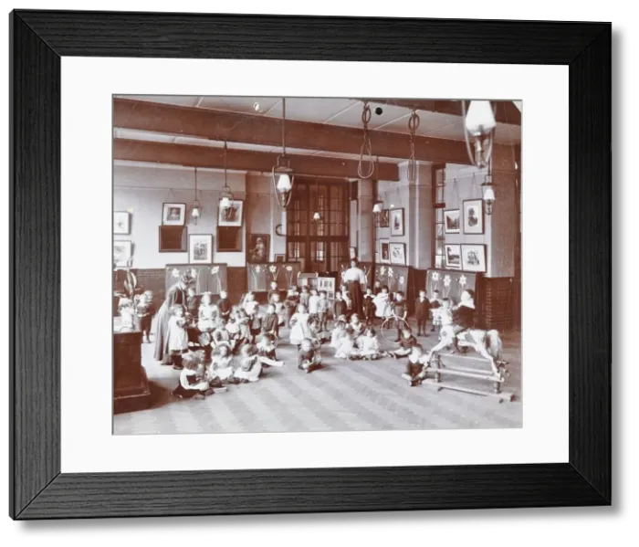 Framed Print : Playtime, John Ruskin School, Southwark, London, 1908 Framed Print : Playtime, John Ruskin School, Southwark, London, 1908